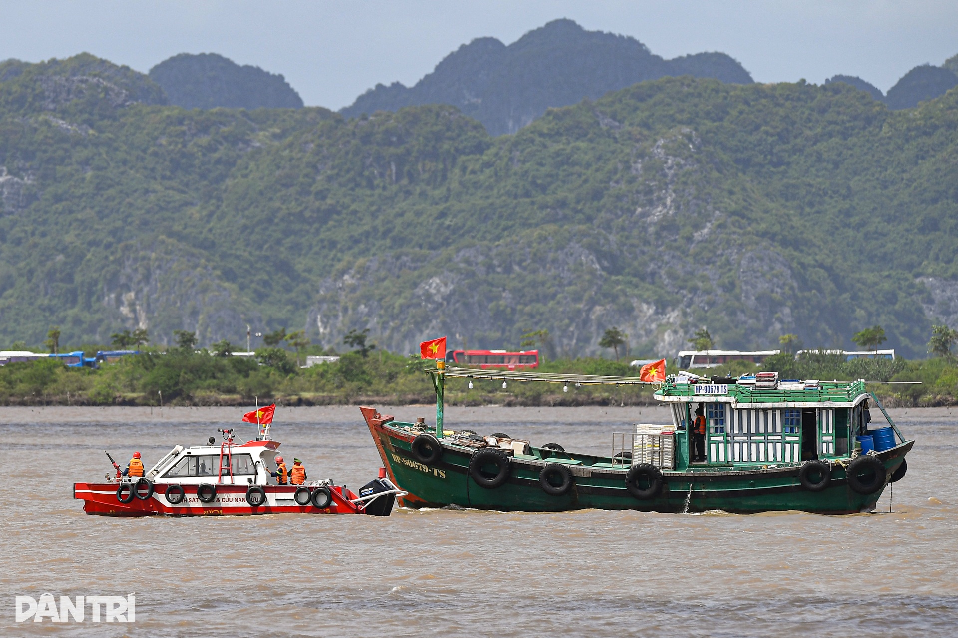 Xem trực thăng diễn tập cứu người gặp nạn trên biển khi gặp siêu bão - 5 Xem trực thăng diễn tập cứu người gặp nạn trên biển khi gặp siêu bão - 5