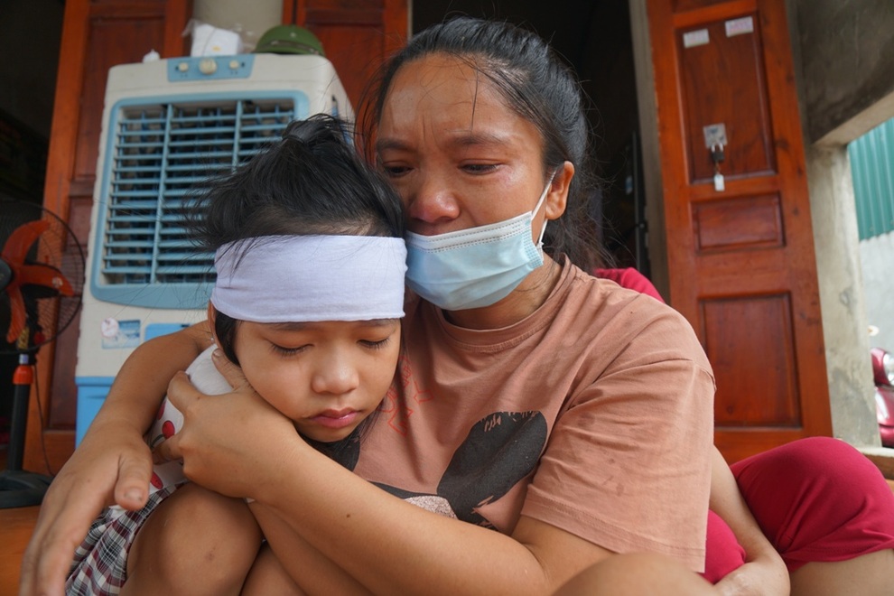 Bé gái mồ côi hét lên gọi mẹ khi chiều về và nỗi ám ảnh sau vụ tai nạn - 5 Bé gái mồ côi hét lên gọi mẹ khi chiều về và nỗi ám ảnh sau vụ tai nạn - 5