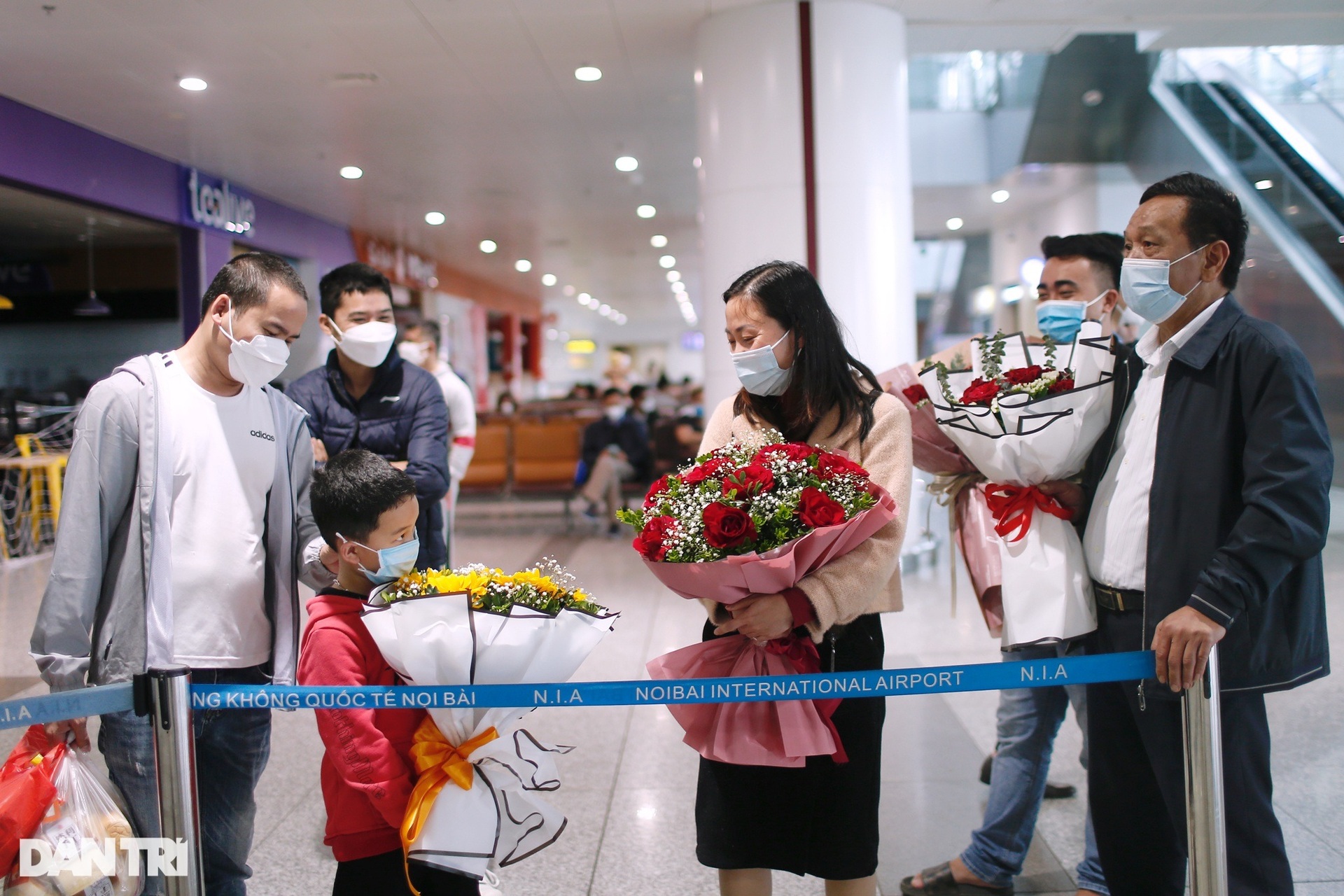 Hình ảnh gần 600 người Việt về nước từ vùng chiến sự Ukraine sáng 13/3 - 1 Hình ảnh gần 600 người Việt về nước từ vùng chiến sự Ukraine sáng 13/3 - 1