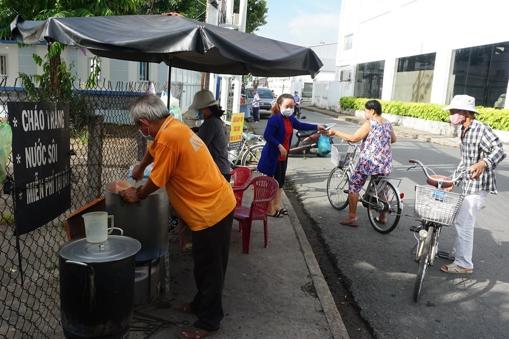 Người đàn ông Cần Thơ chạy xe ôm nấu cháo miễn phí cho mọi người - 3