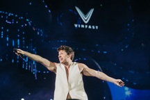 Charlie Puth trình diễn thăng hoa tại đại nhạc hội 8Wonder