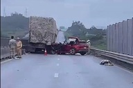 Ô tô con va chạm xe đầu kéo trên cao tốc, 4 người thương vong