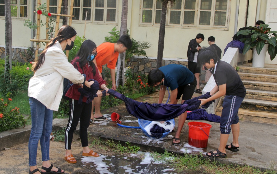Phú Yên: Các trường khẩn trương dọn vệ sinh để đón học sinh tới lớp - 2 Phú Yên: Các trường khẩn trương dọn vệ sinh để đón học sinh tới lớp - 2