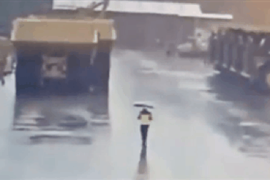 Thót tim khoảnh khắc người đàn ông bị sét đánh tóe lửa