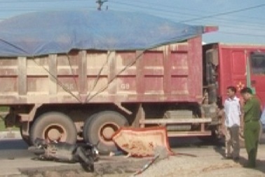 Thai phụ 5 tháng bị xe tải cán chết