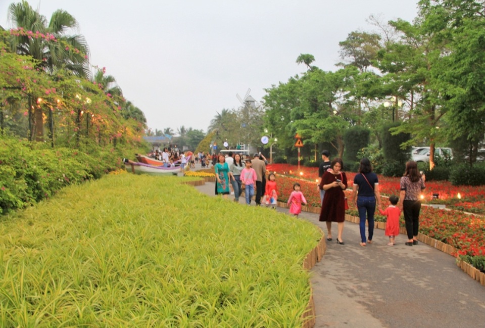 Thỏa sức sống ảo ở lễ hội hoa lớn chưa từng có tại thành phố biển Sầm Sơn - 2 Thỏa sức sống ảo ở lễ hội hoa lớn chưa từng có tại thành phố biển Sầm Sơn - 2