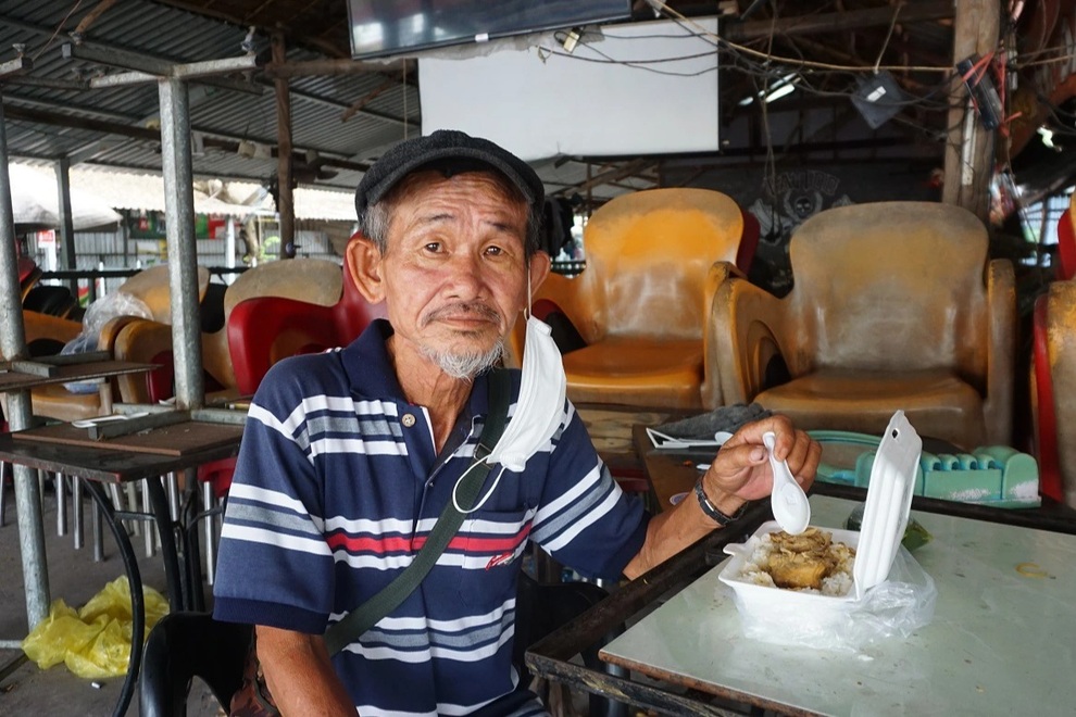 Vợ chồng 9X mỗi ngày nấu hơn trăm suất cơm miễn phí cho người vô gia cư - 6 Vợ chồng 9X mỗi ngày nấu hơn trăm suất cơm miễn phí cho người vô gia cư - 6