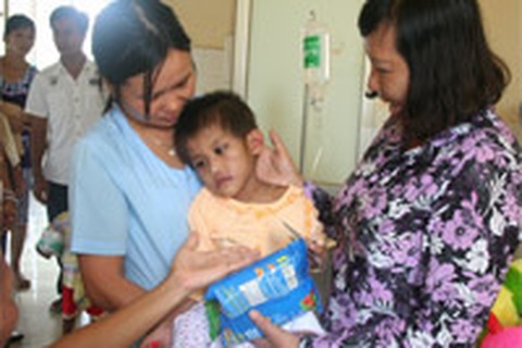 Bé Hảo được phẫu thuật tay và có luật sư riêng