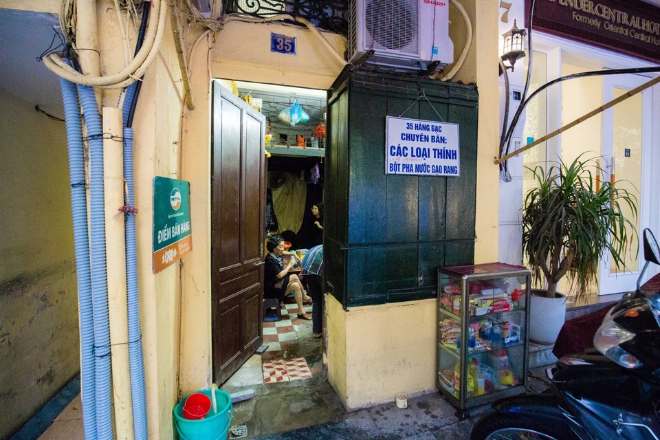 Sống khổ ở phố cổ Hà Nội: Căn nhà 9m2 là lối đi chung của 6 hộ dân khác - 1 Sống khổ ở phố cổ Hà Nội: Căn nhà 9m2 là lối đi chung của 6 hộ dân khác - 1