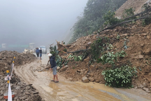 Quốc lộ độc đạo đi cửa khẩu Cầu Treo vừa thông tuyến lại sạt lở