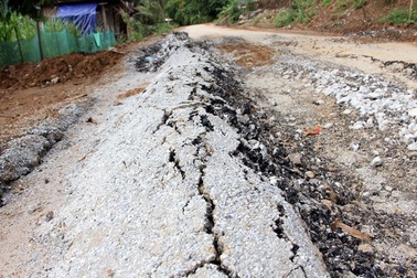 Đường hàng chục tỷ đồng chưa bàn giao đã xuống cấp nghiêm trọng