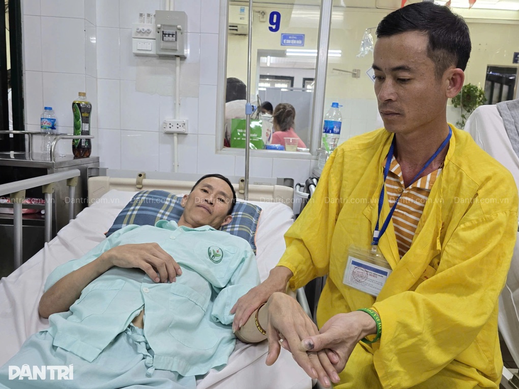 Bác sĩ kêu gọi giúp đỡ người cha “gà trống nuôi con” mắc bệnh hiểm - 3 Bác sĩ kêu gọi giúp đỡ người cha “gà trống nuôi con” mắc bệnh hiểm - 3
