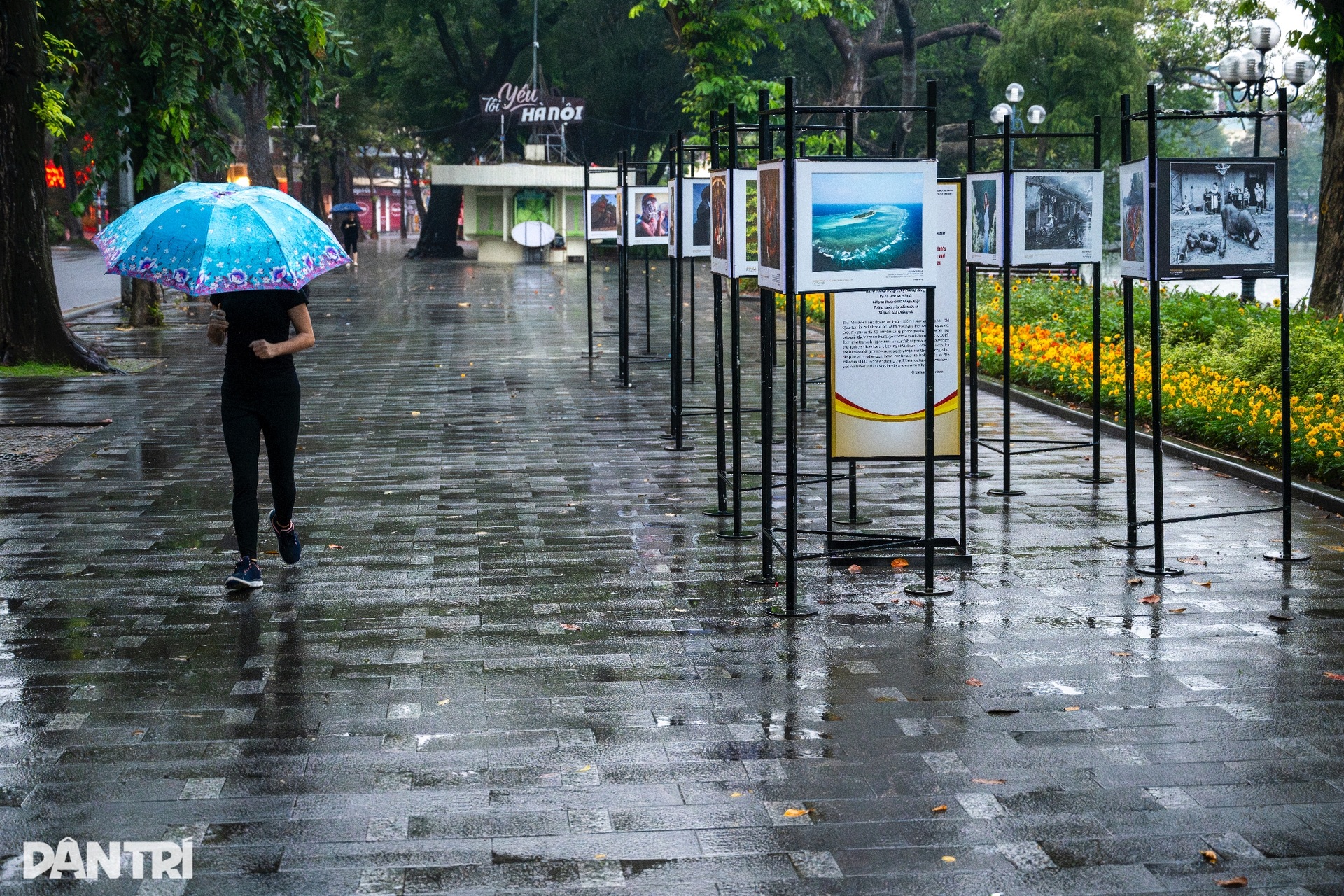 Người đi đường vất vả di chuyển trong ngày mưa rét ở Hà Nội - 3