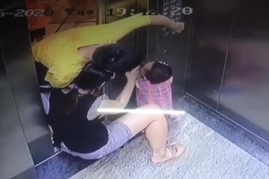 Clip "mẹ mải điện thoại, để con bị kẹt tay vào thang máy" nổi bật tuần qua