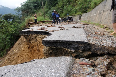 Quốc lộ sạt lở nghiêm trọng, hàng trăm người mắc kẹt tại cửa khẩu