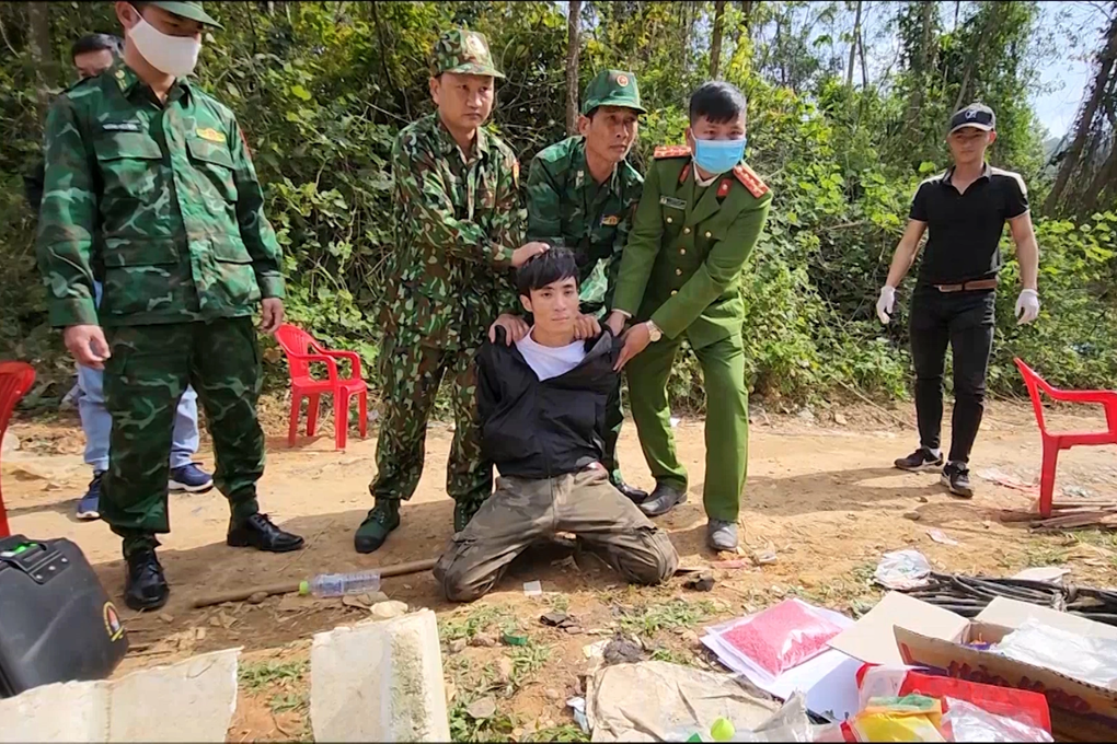 Hồi hộp giây phút trinh sát mật phục, quật ngã kẻ vận chuyển ma túy - 1 Hồi hộp giây phút trinh sát mật phục, quật ngã kẻ vận chuyển ma túy - 1