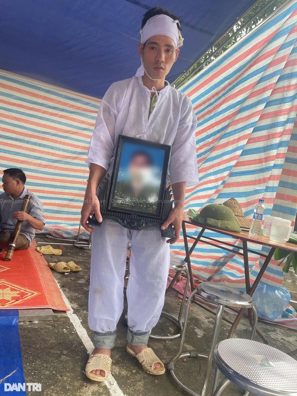 Bố tôi tai điếc, không nghe thấy tiếng đất đồi sạt lở để mà chạy đi - 2 Bố tôi tai điếc, không nghe thấy tiếng đất đồi sạt lở để mà chạy đi - 2