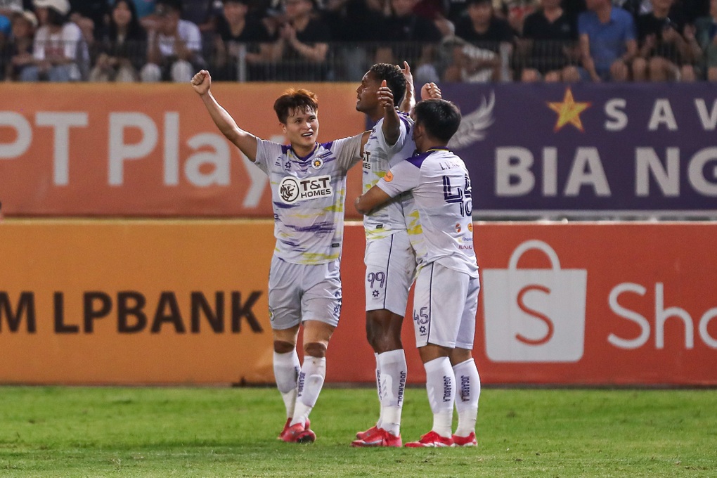 Le Hanoi FC a gagné avec 10 hommes, empêchant le Nam Dinh Club de remporter le championnat prématurément - 1 Hà Nội FC chiến thắng trong thế 10 người, ngăn CLB Nam Định vô địch sớm - 1