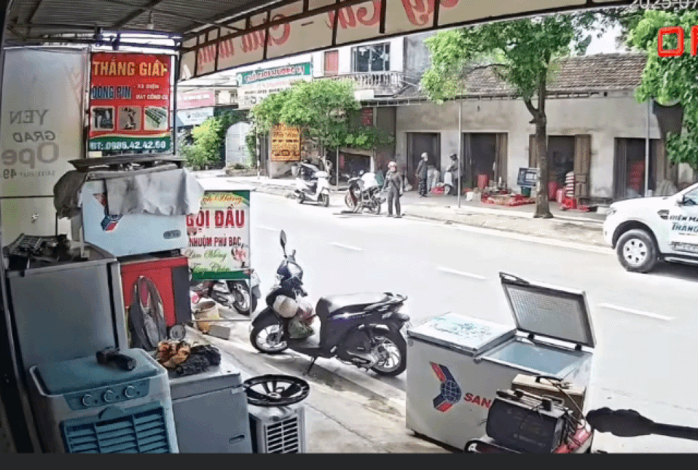 Tài xế đột quỵ trong ô tô trôi tự do, anh thợ điện lạnh nhanh trí ứng cứu - 1 Tài xế đột quỵ trong ô tô trôi tự do, anh thợ điện lạnh nhanh trí ứng cứu