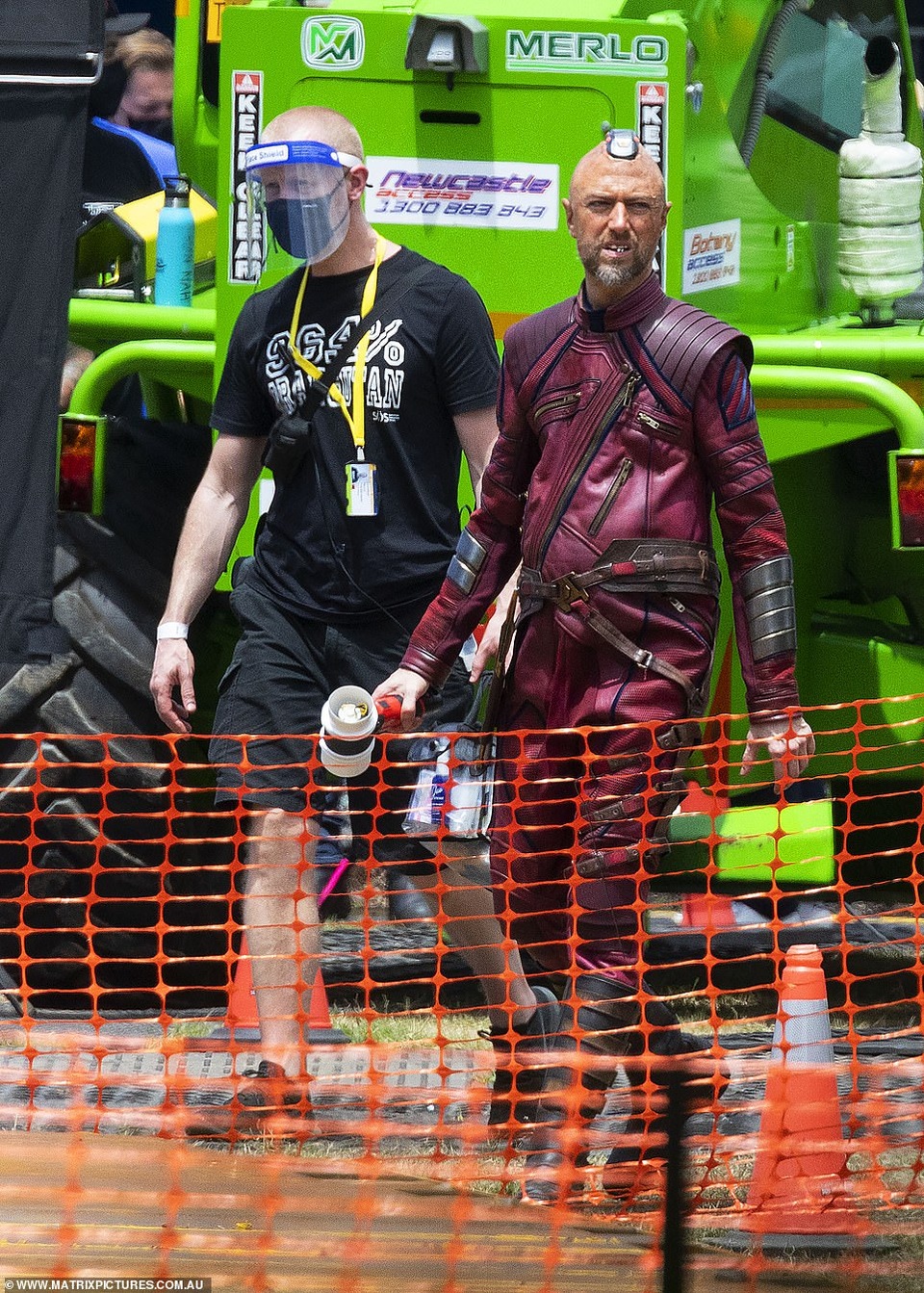 Chris Hemsworth khoe cơ bắp tại trường quay phim Thor - 5 Chris Hemsworth khoe cơ bắp tại trường quay phim Thor - 5