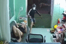 Clip vụ cướp điện thoại đầy bất ngờ và manh động gây phẫn nộ