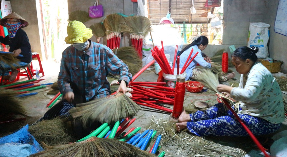 Làng chổi đót lớn nhất xứ Quảng tất bật vào vụ Tết - 1 Làng chổi đót lớn nhất xứ Quảng tất bật vào vụ Tết - 1
