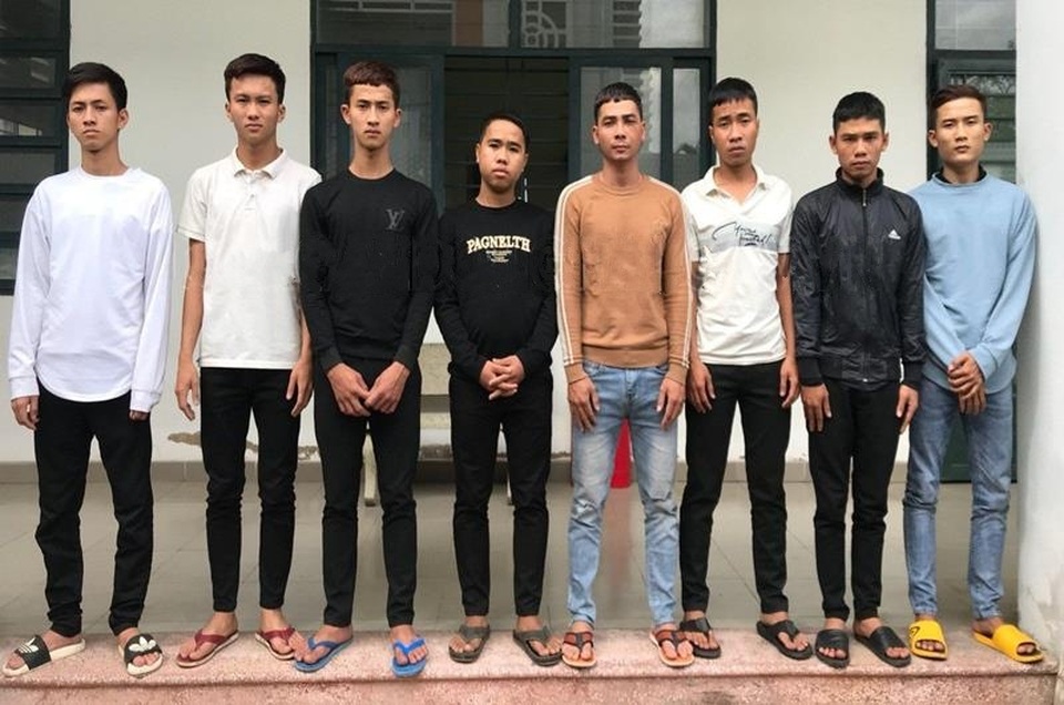 Bắt khẩn cấp 8 đối tượng mang dao, gạch đá bao vây Trạm y tế - 1 Bắt khẩn cấp 8 đối tượng mang dao, gạch đá bao vây Trạm y tế - 1