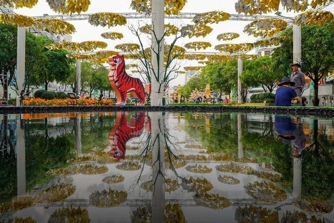Theo nhóm thiết kế đường hoa, với linh vật chính là con hổ, gam màu chủ đạo của đường hoa năm nay sẽ điều tiết phù hợp với đặc tính của chúa sơn lâm là gam màu cam và màu xanh xuyên suốt gắn với thông điệp về môi trường, rừng xanh.