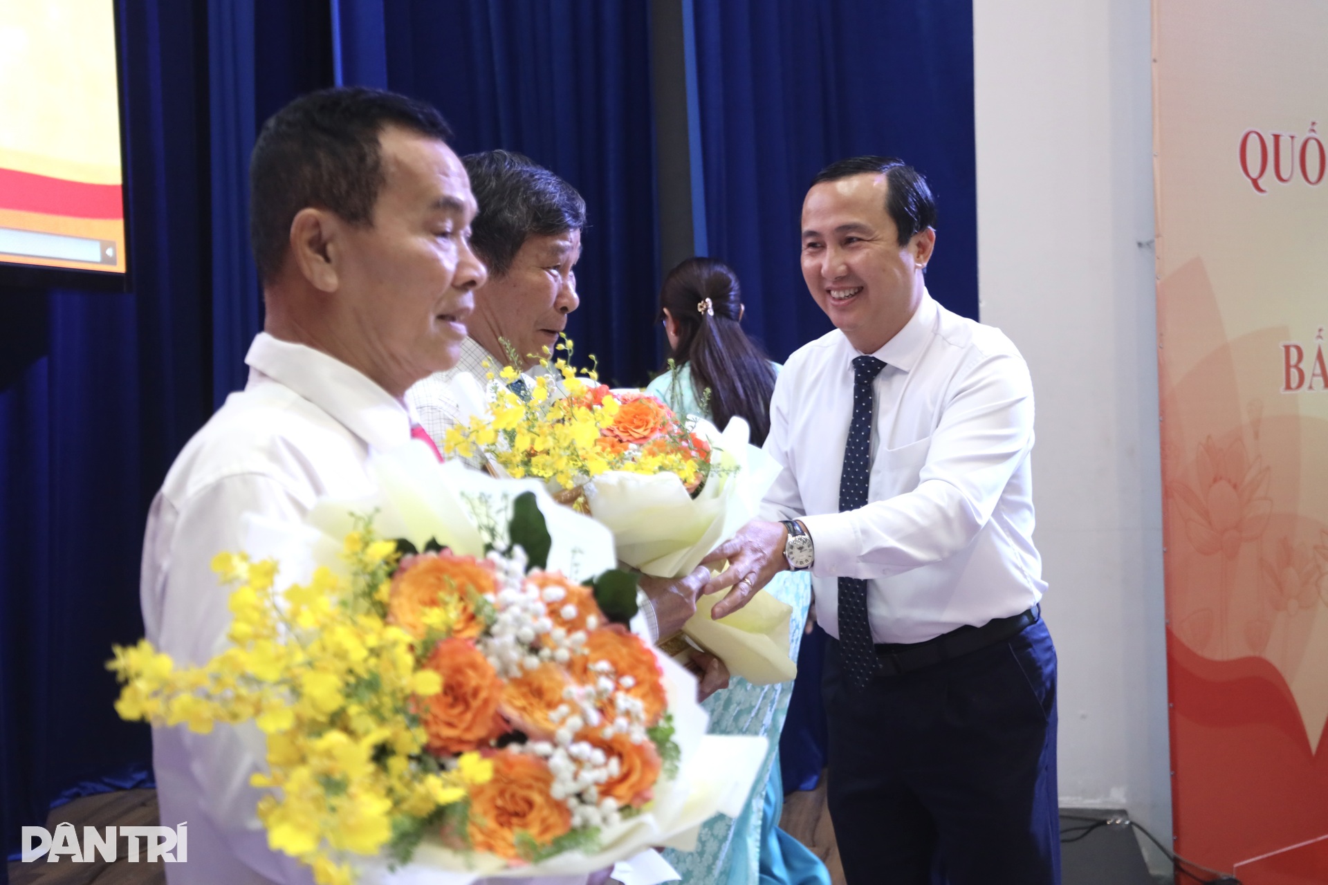 Đảng bộ UBND TPHCM trao Huy hiệu Đảng cho 66 đảng viên - 6 Đảng bộ UBND TPHCM trao Huy hiệu Đảng cho 66 đảng viên - 6