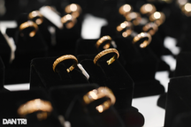 Giá vàng lại thủng mốc quan trọng