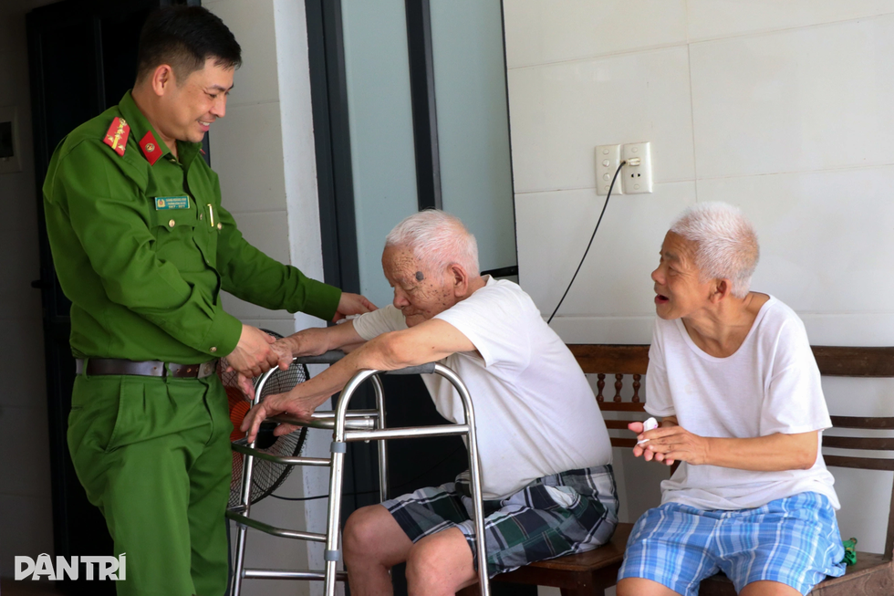 Nhận trưởng công an xã làm con nuôi, cụ bà U80 tiết lộ nguyên nhân bất ngờ - 11 Nhận trưởng công an xã làm con nuôi, cụ bà U80 tiết lộ nguyên nhân bất ngờ - 11