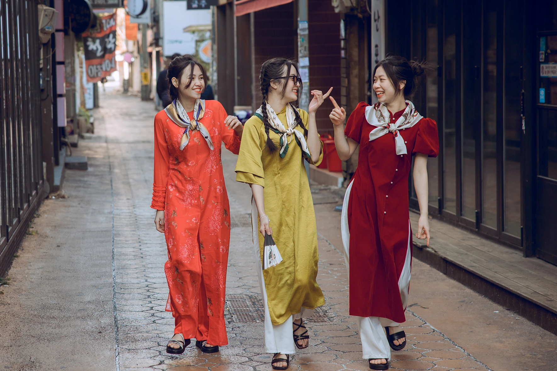 និស្សិតស្រីវៀតណាមស្លៀក Ao Dai ទៅថតរូបក្នុងអាកាសធាតុដក៥អង្សាសេនៅកូរ៉េ - ២ Nữ sinh Việt diện áo dài chụp ảnh giữa tiết trời âm 5 độ C ở Hàn Quốc - 2