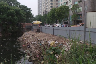 Hà Nội: "Khổ nhục kế" quây rào tôn hạn chế ném rác xuống mương