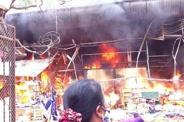 Mua len không được trả lại, phóng hỏa "hóa vàng" ki ốt