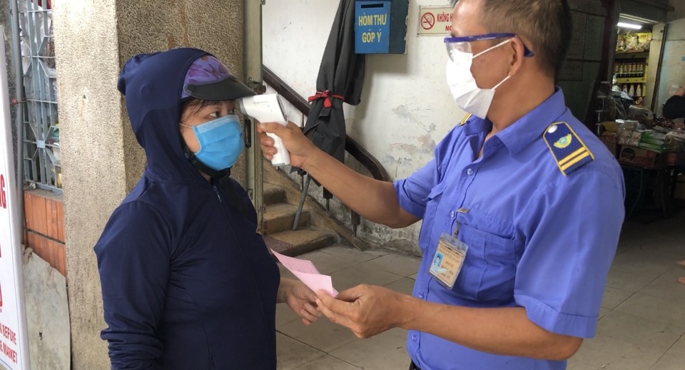 Ngày đầu người dân Đà Nẵng cầm thẻ hồng, thẻ xanh đi chợ - 2 Ngày đầu người dân Đà Nẵng cầm thẻ hồng, thẻ xanh đi chợ - 2