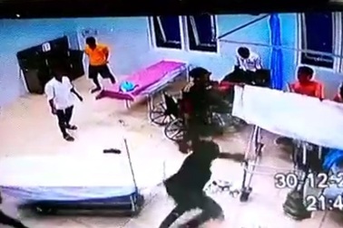 Hàng chục thanh niên đập phá trụ sở công an xã, đâm 3 người nhập viện