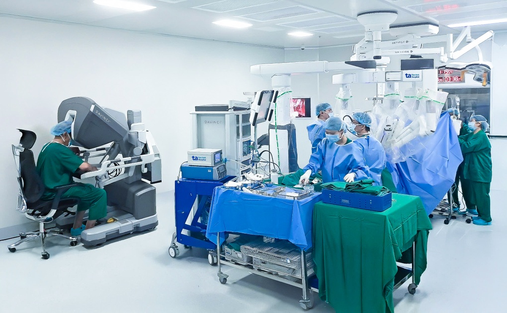 Siêu robot hỗ trợ 120 loại phẫu thuật khó có mặt tại TPHCM - 1 Siêu robot hỗ trợ 120 loại phẫu thuật khó có mặt tại TPHCM - 1