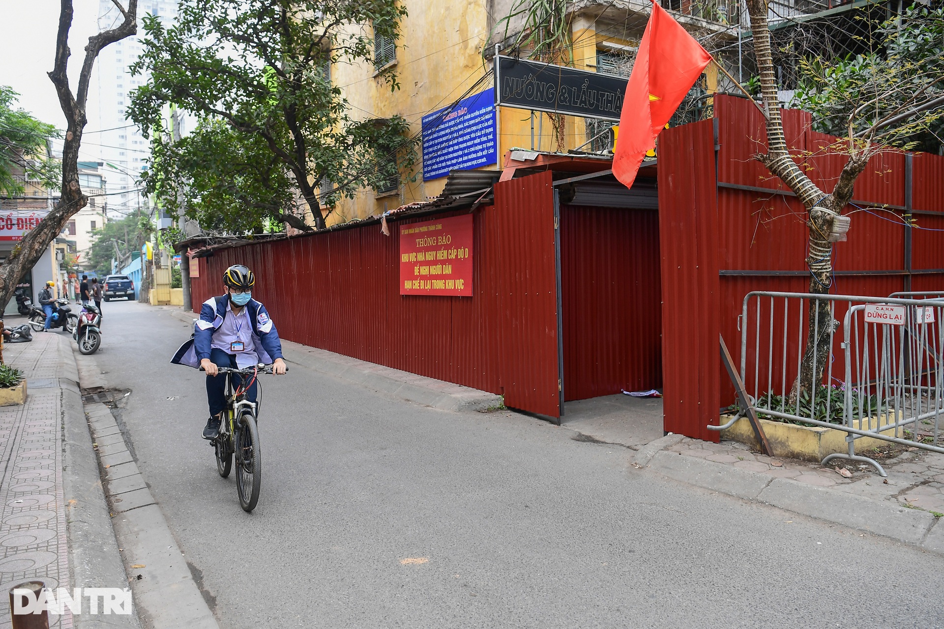21 hộ dân quyết bám trụ chung cư ở Hà Nội bị quây tôn, cảnh báo nguy hiểm - 13 21 hộ dân quyết bám trụ chung cư ở Hà Nội bị quây tôn, cảnh báo nguy hiểm - 13