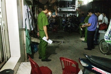 Thanh niên xông vào phòng trọ đâm chết người đàn ông đang nhậu