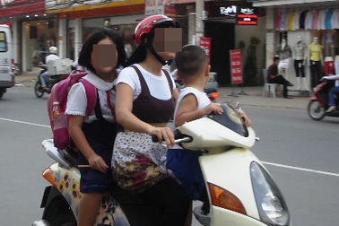 Bị cảnh sát thổi phạt, phụ huynh học sinh lại… “làm trò”