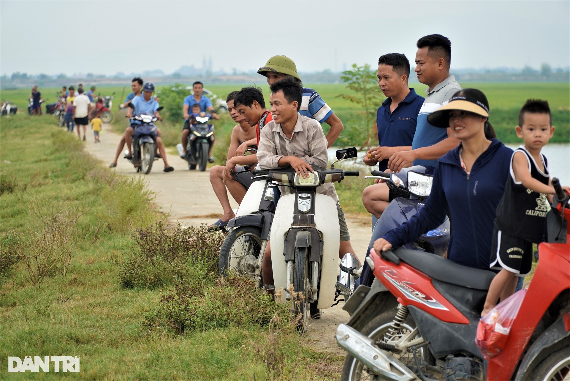 Street people flocked to buy tickets to compete in fish farming, and the lake owner collected nearly ten million dong - 8