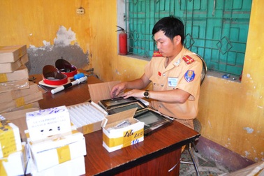 Bắt giữ lô hàng linh kiện điện thoại, máy tính bảng trị giá hơn 1 tỷ