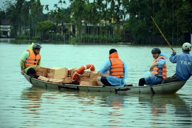 Tiệm cận lũ lịch sử, Quảng Ngãi sơ tán khẩn cấp hàng nghìn hộ dân