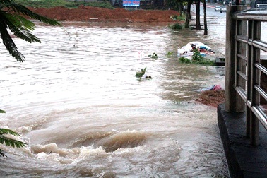 Hai thợ hồ lao xuống dòng lũ cứu một phụ nữ đang bị cuốn trôi