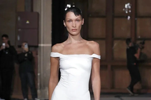 Bella Hadid để ngực trần, diện váy phun sơn hot nhất năm 2022