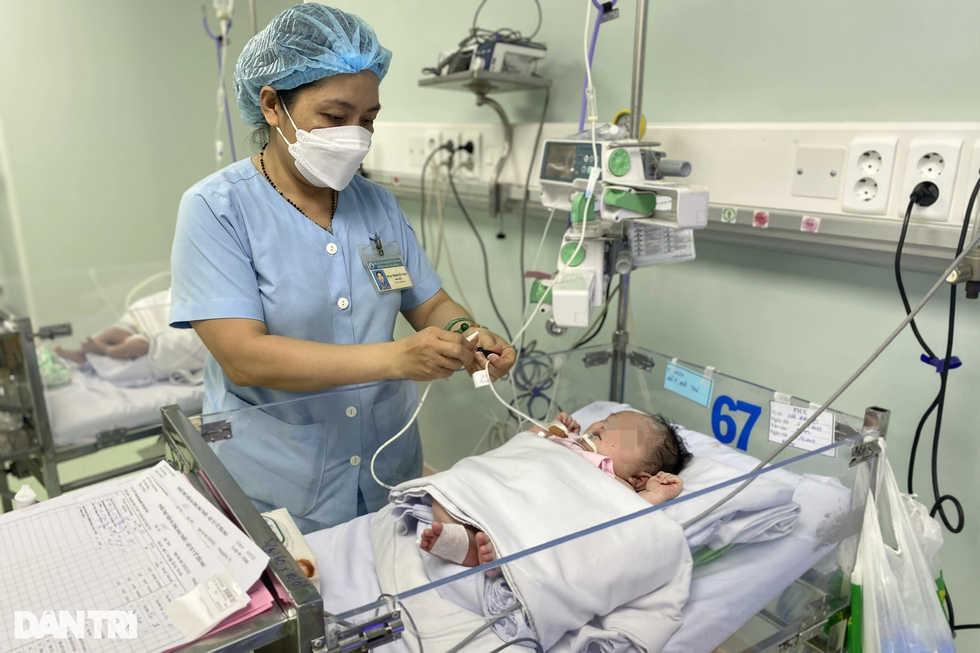 Mẹ góp từng đồng tìm nguồn sữa xuyên biên giới níu mạng con - 11 Mẹ góp từng đồng tìm nguồn sữa xuyên biên giới níu mạng con - 11