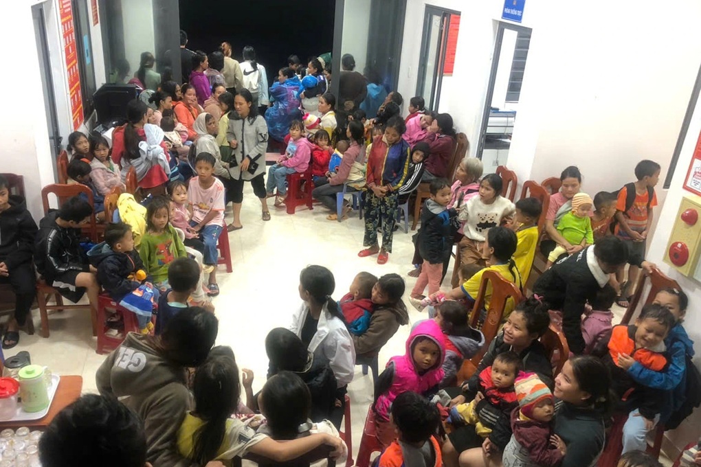 Công an đưa gần 200 người dân đến trụ sở trú mưa, nấu mì tôm phục vụ bà con - 2 Công an đưa gần 200 người dân đến trụ sở trú mưa, nấu mì tôm phục vụ bà con - 2