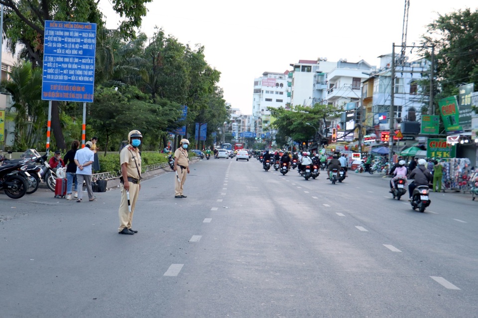 Đường phố Sài Gòn thông thoáng trong ngày người dân trở lại làm việc - 2