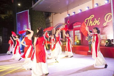 Học sinh trường Phan “cháy” hết mình trong dạ hội đón Xuân mới