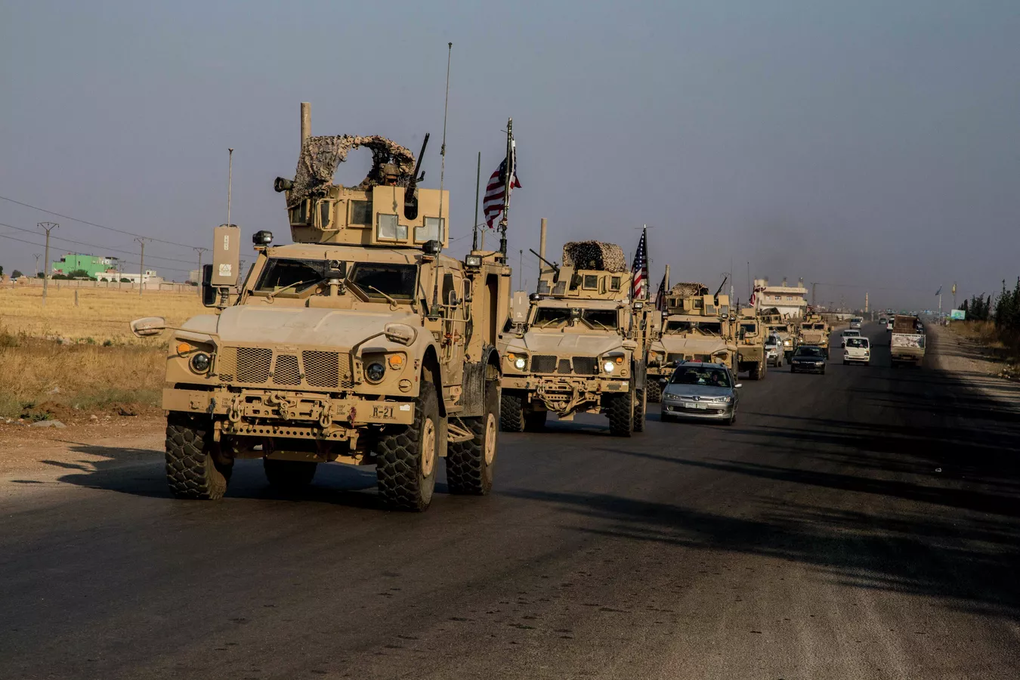 Xe quân sự Mỹ bất ngờ ồ ạt rút khỏi căn cứ ở Syria - 1 Xe quân sự Mỹ bất ngờ ồ ạt rút khỏi căn cứ ở Syria - 1